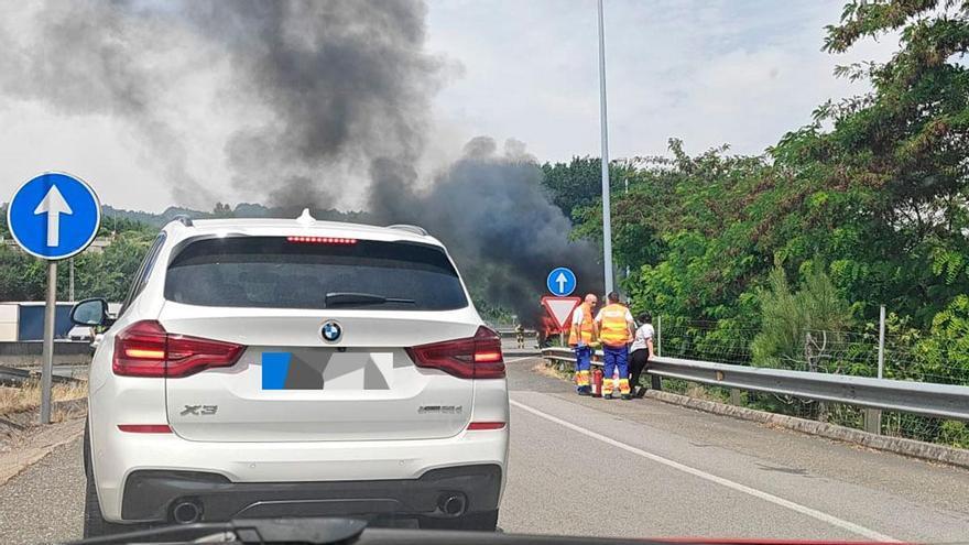 Arde un coche en la A-55 y provoca un conato de incendio en Mos