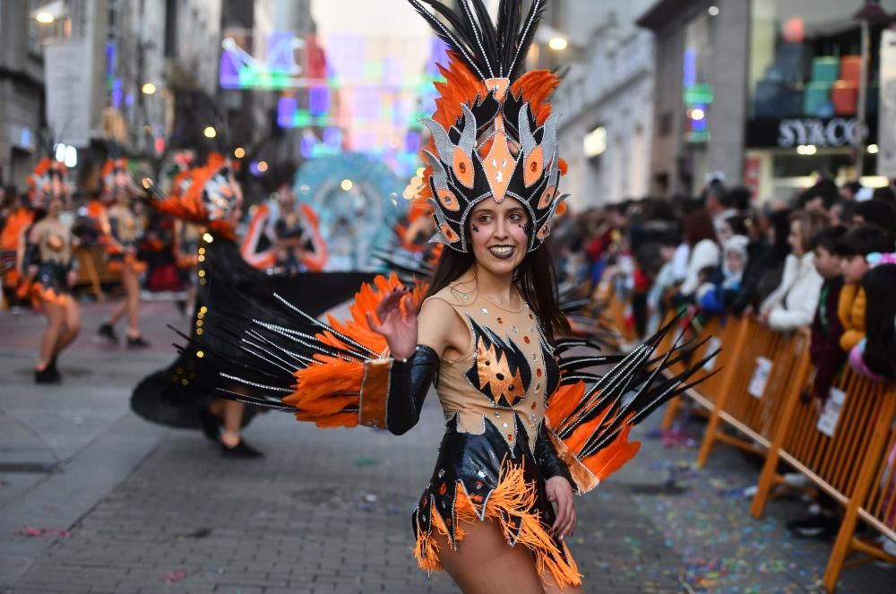 El desfile de Carnaval inunda de gente, color y humor el centro de Pontevedra