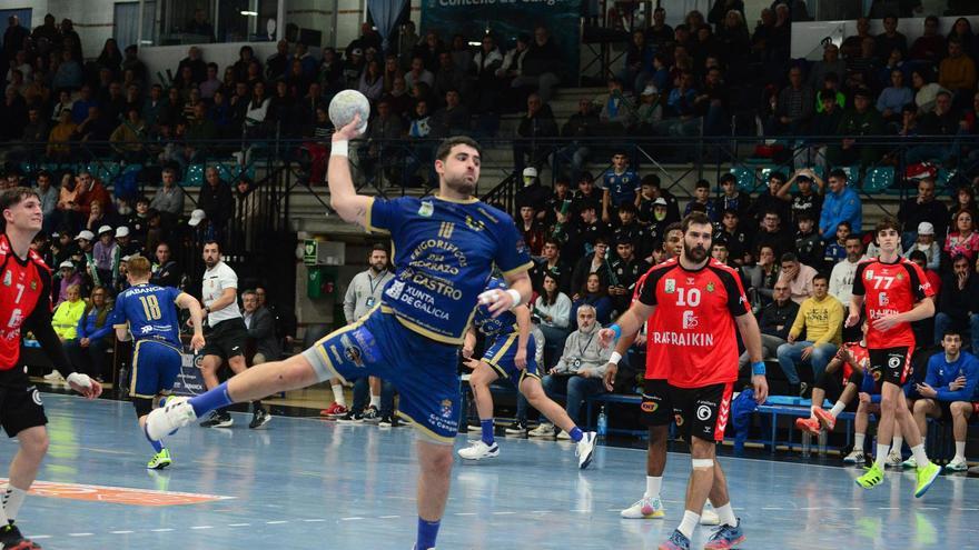 Juan Quintas lanza a puerta en una acción del Frigoríficos-Granollers de ayer.