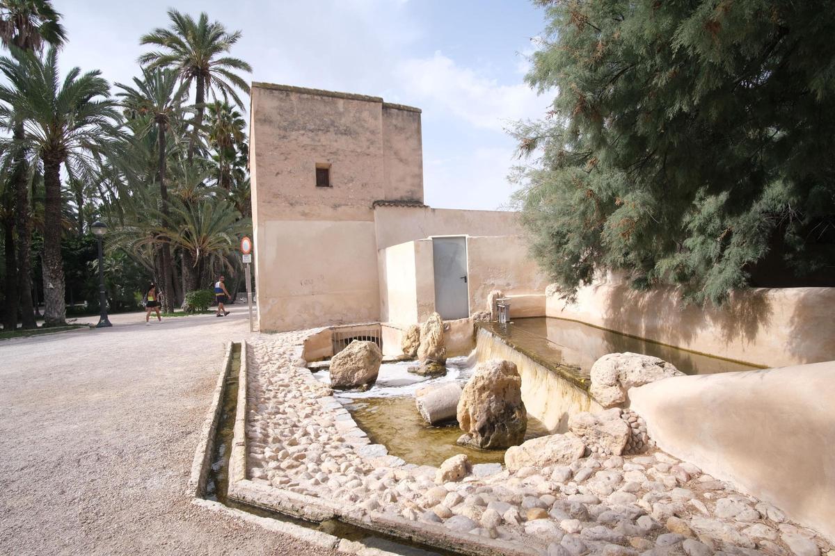 Las aguas de la Acequia Mayor riegan el antiguo molino