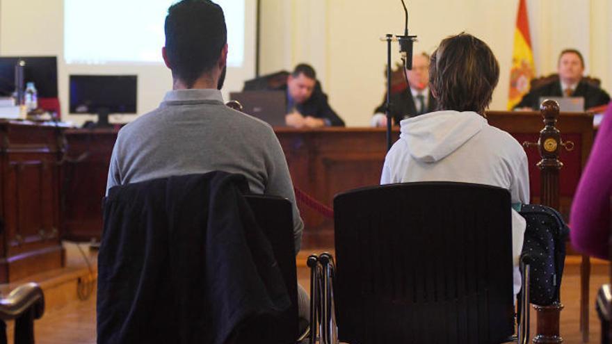 La acusada, de espaldas, durante el juicio.