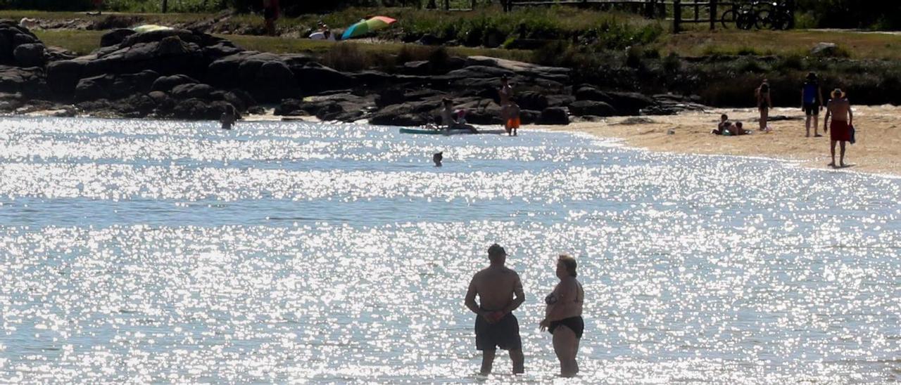 Bañistas en la playa isleña de O Bao. | |