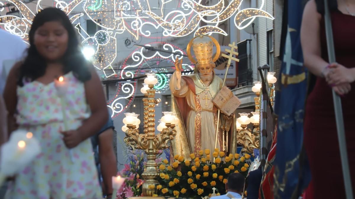 Imagen del patrón de Rojales, San Pedro Apóstol en procesión el día del patrón en las fiestas de 2022