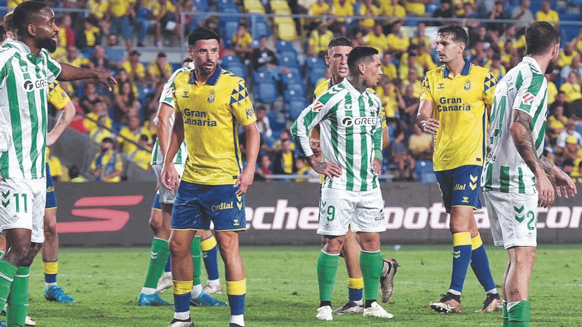 Una acción del partido de ida entre el Real Betis y la Unión Deportiva.