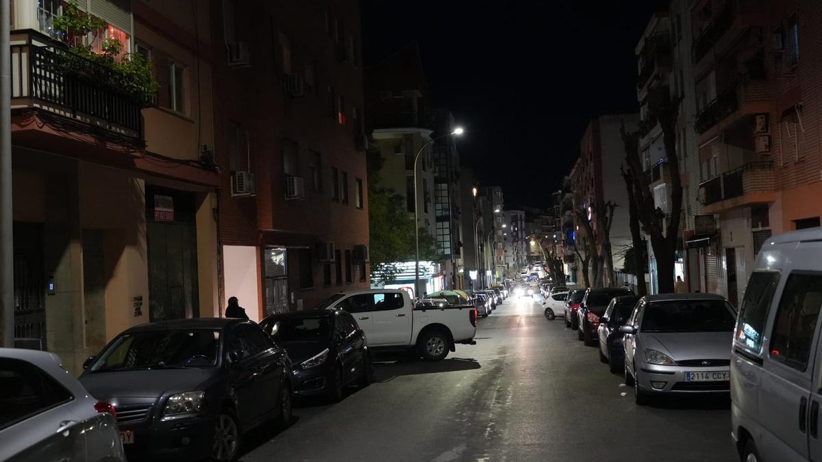Calle Pintor Barjola de Badajoz, esta noche tras el encendido del alumbrado público