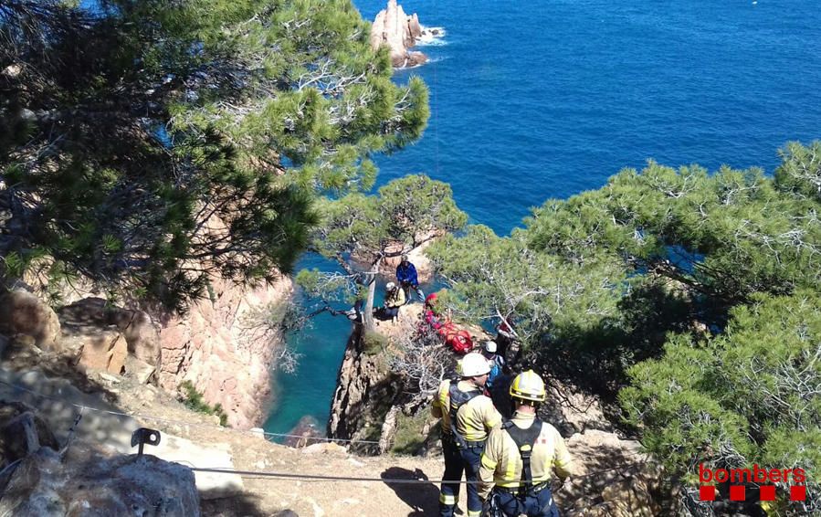 Rescaten un home ferit mentre feia la via ferrada de Sant Feliu de Guíxols