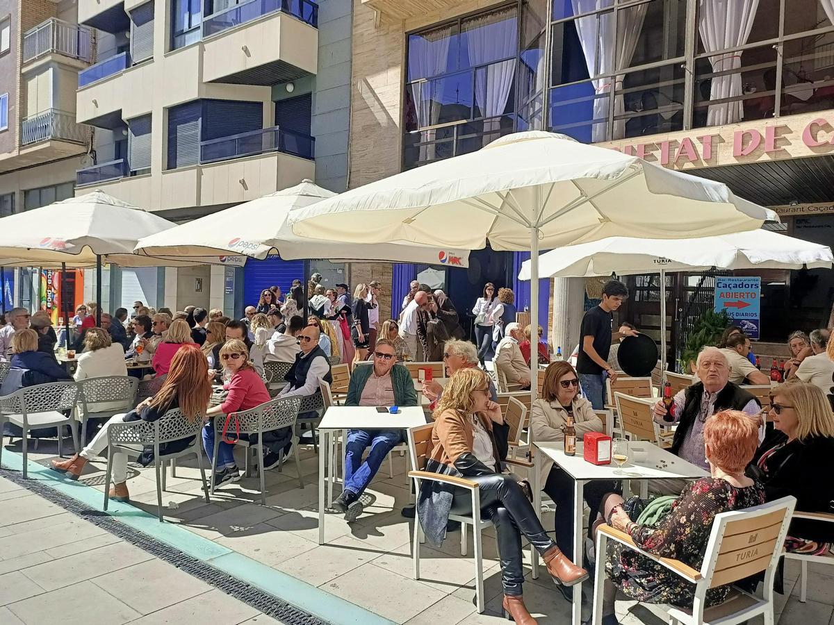 Una terraza de un establecimiento hostelero de Cullera, en una imagen de archivo.