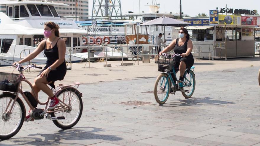 Turistes passejant pel port de Barcelona