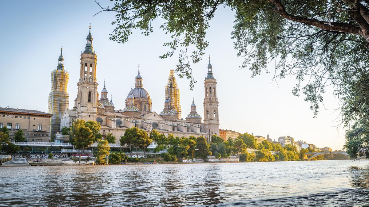 Basílica de Nuestra Señora del Pilar y el río Ebro, Zaragoza, Aragón, España