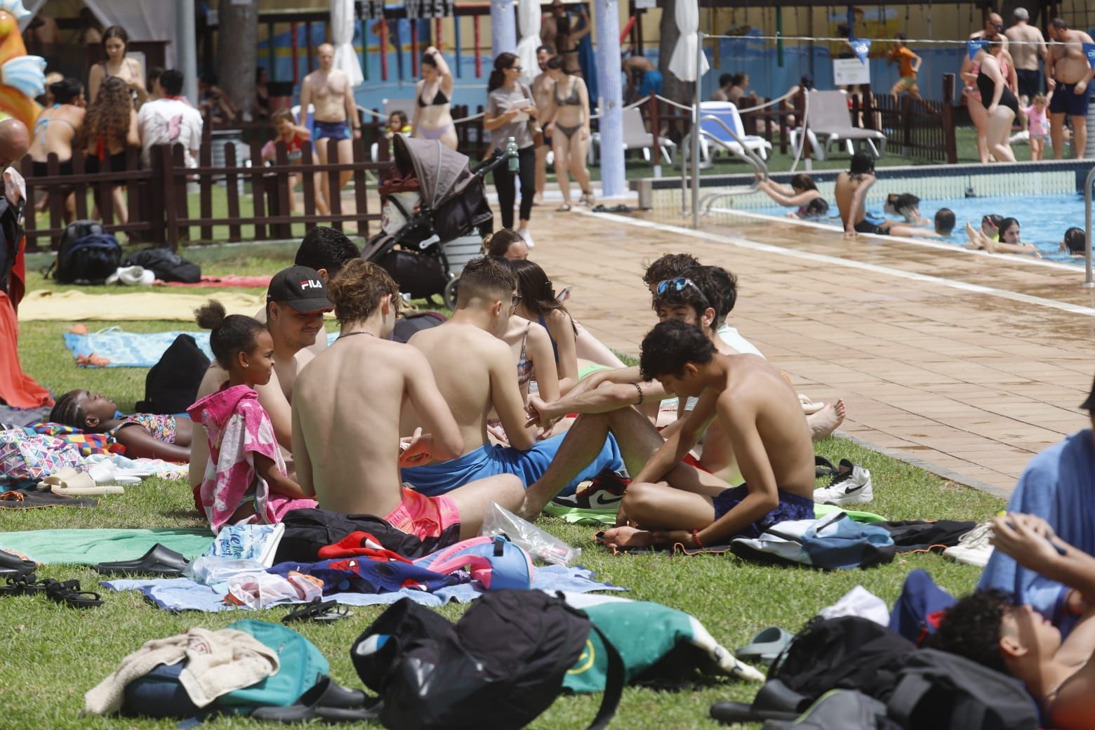 El primer día de piscina en el Parque del Oeste y Benicalap se estrena con un lleno