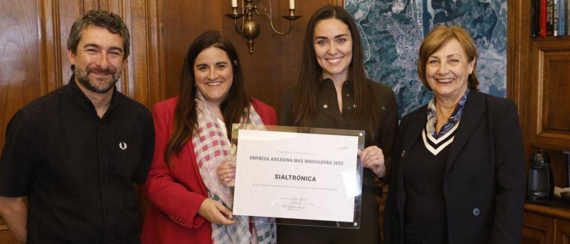 Manuel Campa, Azahara González, Lorena Turrado y la alcaldesa Mariví Monteserín, ayer, en su despacho.