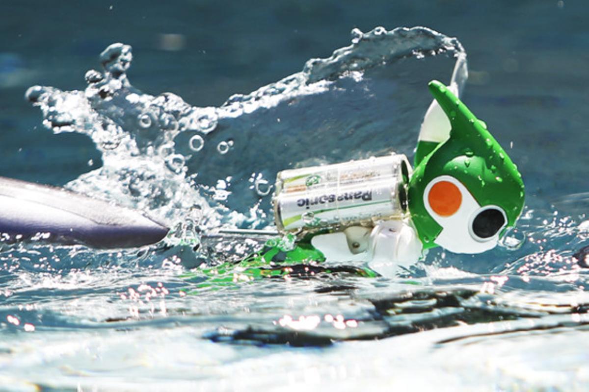 El nou robot Evolta de Panasonic, que funciona amb piles recarregables, en una piscina de demostracions de Tòquio.