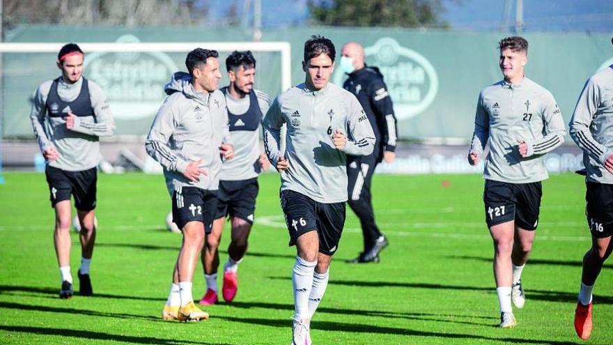 David Costas, junto a Mallo, Denis Suárez y Baeza, en un entrenamiento. |  // RCCV