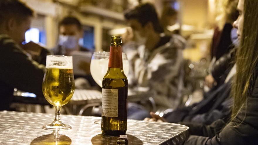 Grups d&#039;amics fent el got a la plaça Major de Manresa