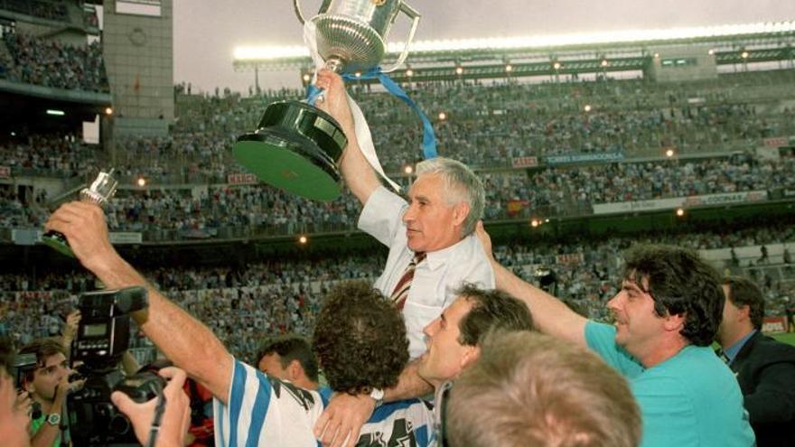 Arsenio Iglesias levanta la Copa del Rey conquistada en 1995 en el Santiago Bernabeu. | Efe