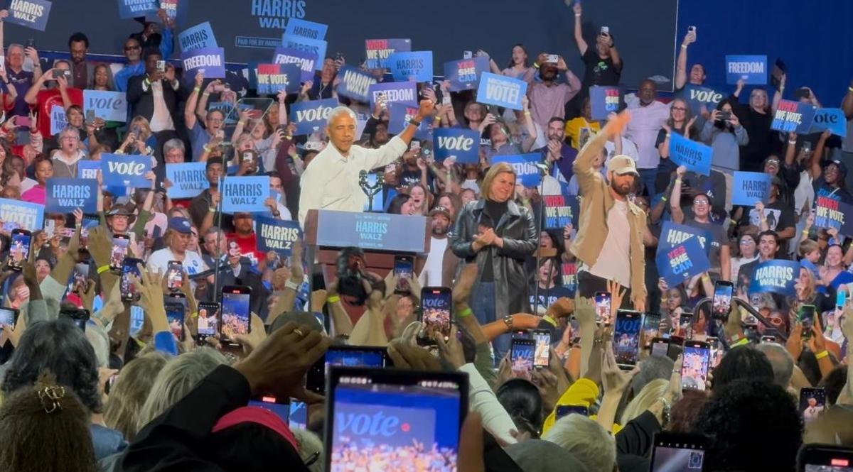 Barack Obama y Eminem en el evento demócrata en Detroit.