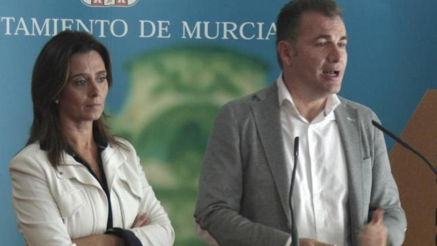 El concejal Cascales y Beatriz Romero, de Murcia XXI.
