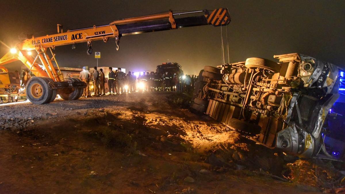 Imagen de archivo de labores de rescate después de que un bus colisionase en el norte de India.