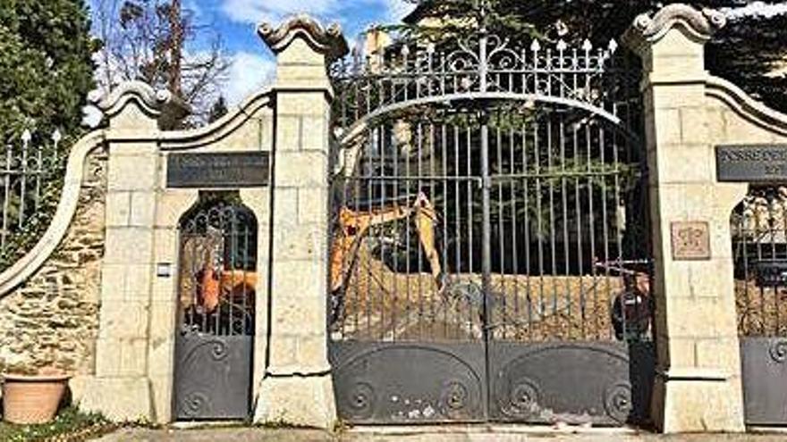 L&#039;entrada a la Torre del Remei, en obres, està esperant Carles Gaig