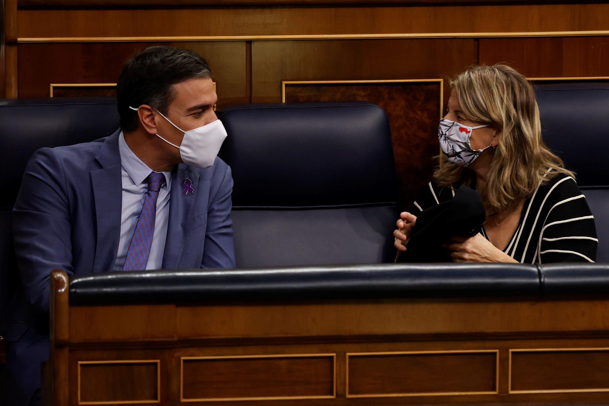 El presidente del Gobierno, Pedro Sánchez, conversa con la vicepresidenta segunda del Gobierno y ministra de Trabajo y Economía Social, Yolanda Díaz