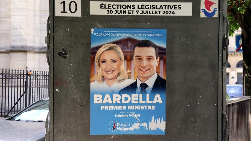 Cartell electoral de Reagrupament Nacional amb els líders de la formació, Marine Le Pen i Jordan Bardella, per les eleccions legislatives.