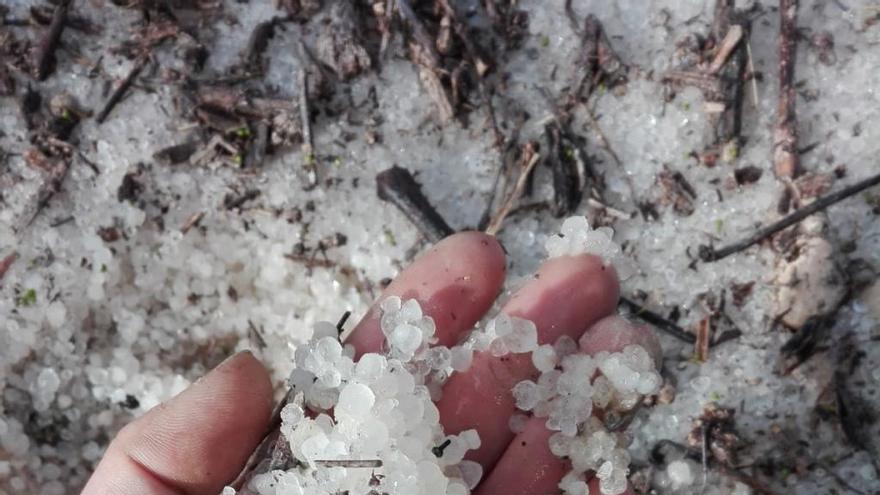 El granizo, aún presente 14 horas después de la tormenta.