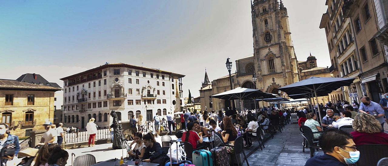 Vista general de la plaza de la Catedral, llena de turistas, el pasado mes de agosto. | Miki López