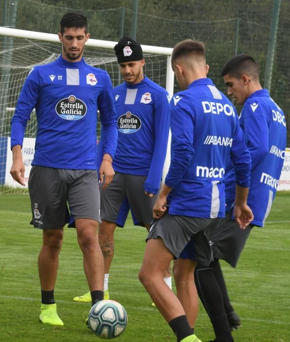 El entrenador deportivista recupera a Gaku y Lampropoulos, que regresaron de la concentración con sus selecicones. Koné ya se entrenó con el grupo.