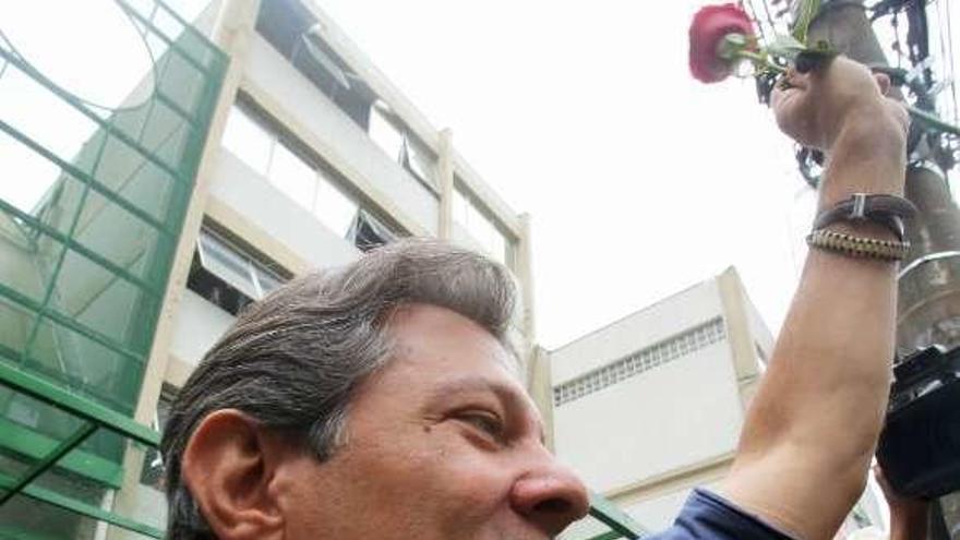 Su rival, Fernando Haddad, saliendo de su colegio en Sao Paulo. // Efe