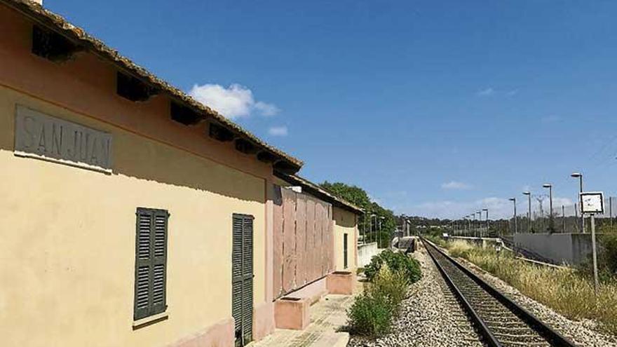 Aspecto actual de la estación ferroviaria de Sant Joan, sin presencia humana y con visible abandono, en tierras del municipio vecino de Sineu.