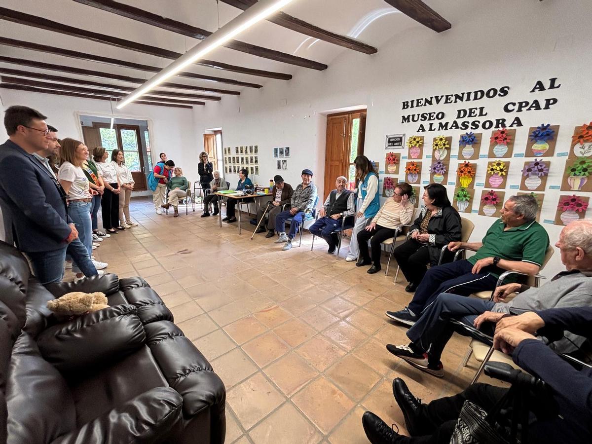 La corte de honor y la corporación han acercado la fiesta a los más mayores.