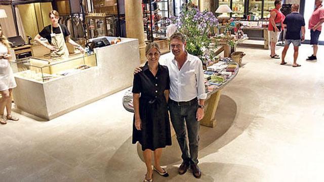 Klas Kall y Barbara Bergman, en la tienda.