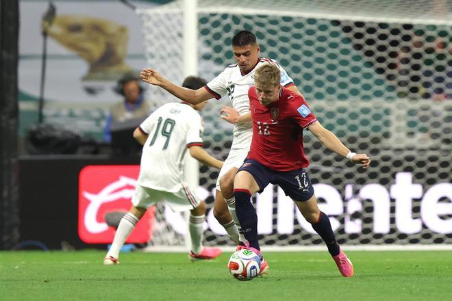 México hace historia al superar primera la fase de grupos; Suráfrica da la campanada