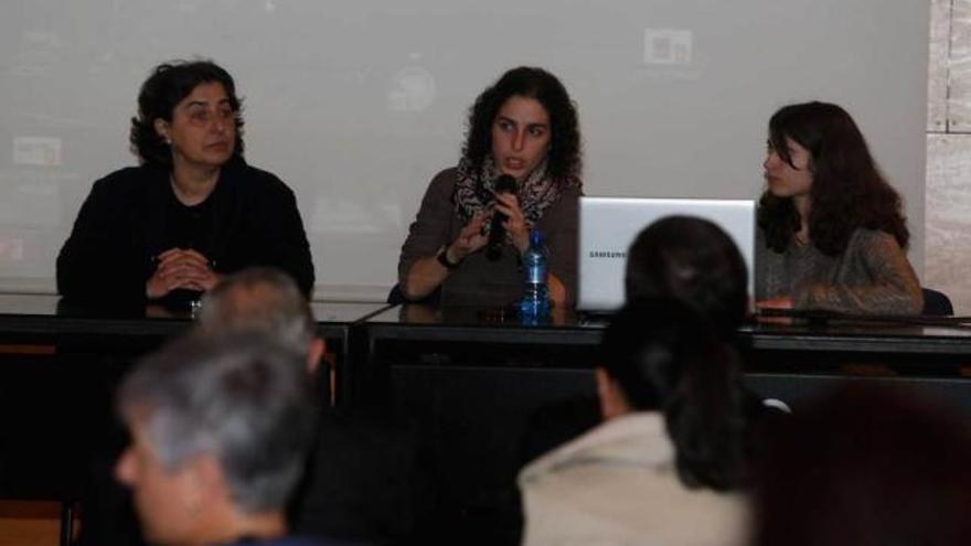 Desde la izquierda, Mariam Moreno, Yarina González (concejala de IU) y Carmen Julia García.