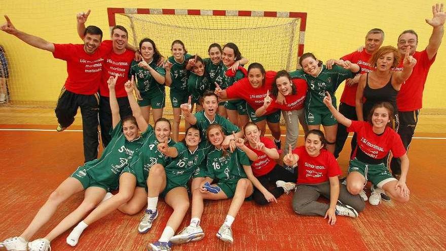 Jugadoras y cuerpo técnico del Lavadores festejan su ascenso, ayer. // Jorge Santomé