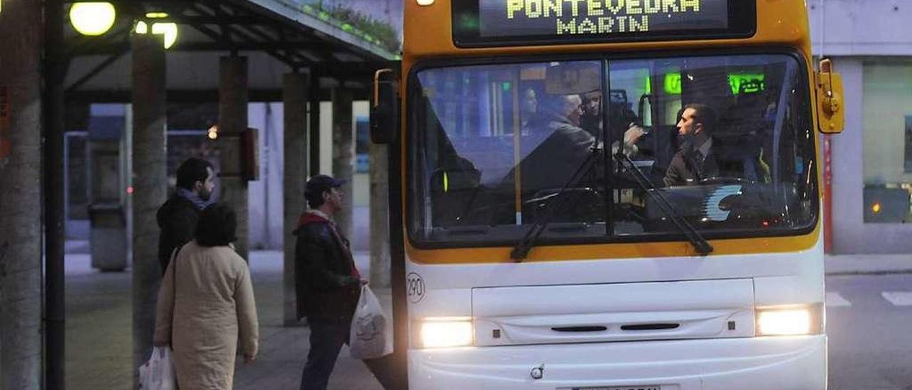 Autobús de la línea Pontevedra-Marín, en la parada de la plaza de Galicia. // R. Vázquez