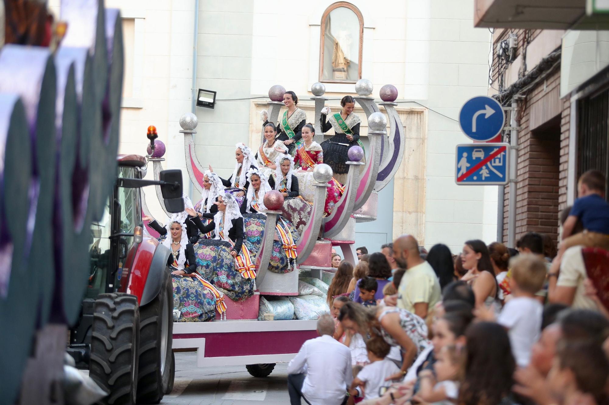 Carmen y Nerea conocen la particular Batalla de Flores de Burriana