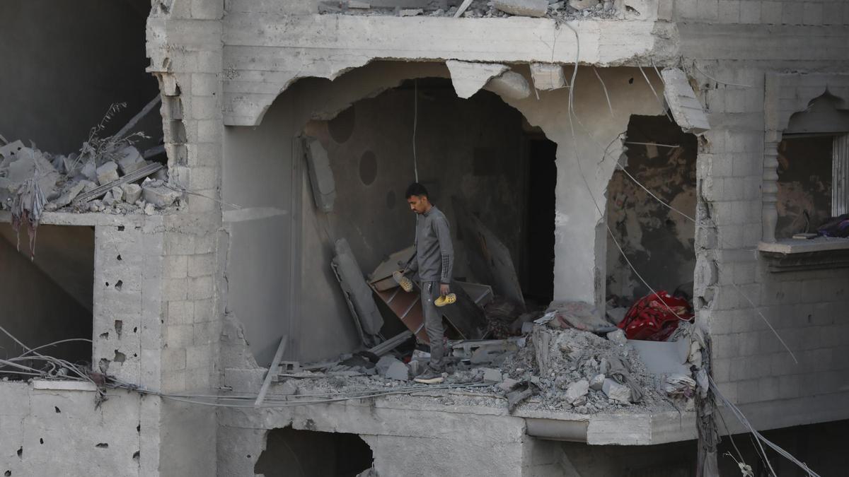 Un hombre en un edificio destruido por los ataques del Ejército istraelí.