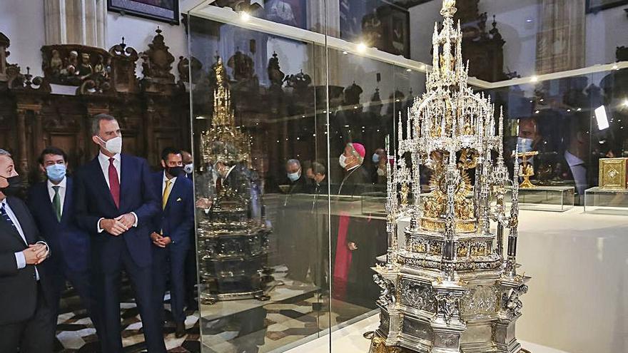 El rey, durante su visita a la exposición, contempla algunas de la piezas. |
