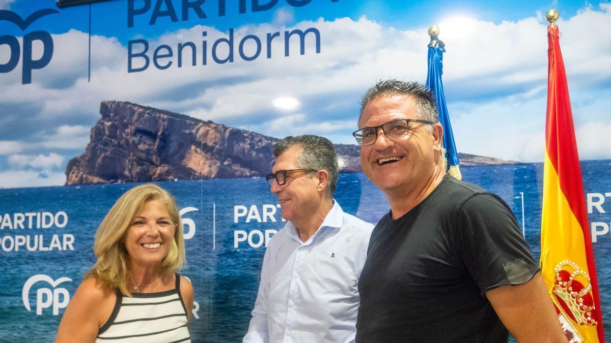De izquierda a derecha, la presidenta local del PP, Mariló Cebreros; y los diputados autonómicos Pérez Fenoll y González de Zárate.