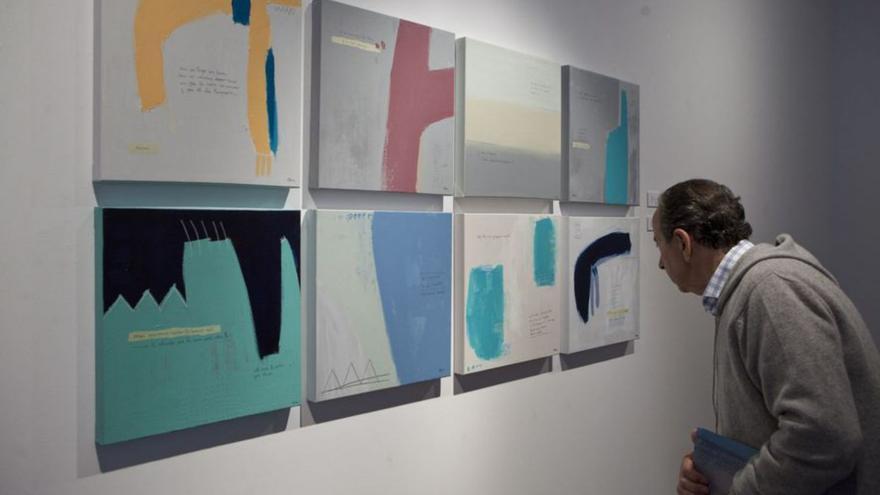 Un visitante contempla varias obras en una pasada exposición del concurso Art Nalón. | Fernando Rodríguez