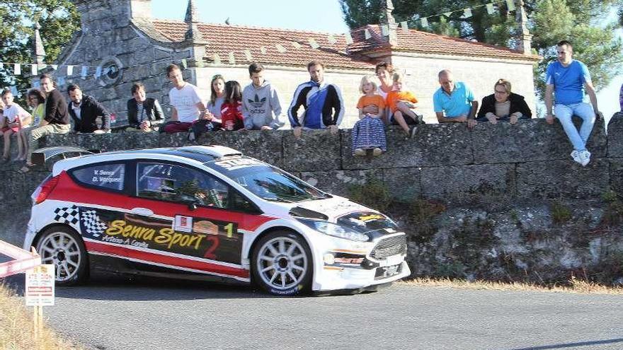 El Ford Fiesta de Víctor Senra, ayer, en el tramo de San Miguel a Luintra. // Iñaki Osorio