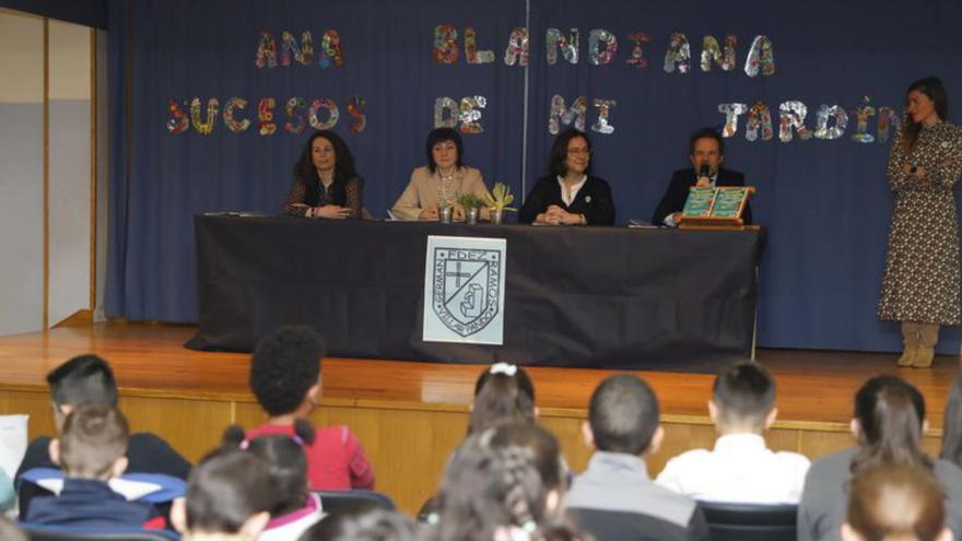 Por la izquierda, Cristina Blanco, directora general de centros, Antonela Pohoata, Teresa Sanjurjo, el concejal Nacho Cuesta y la directora del centro, Azucena Fernández. | FERNANDO RODRÍGUEZ