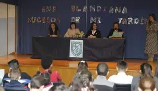 Ana Blandiana, a los escolares de Pando: "Es maravilloso leer y aprender de los libros"
