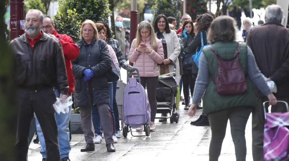 Ayer el mercado registró largas colas de clientes que esperaban a acceder al mercado. // R. Grobas