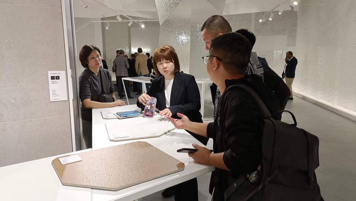 Visitantes orientales en un estand de Cersaie.