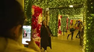 IMÁGENES | En busca de las mejores luces de Navidad de Barcelona 2024