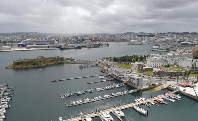 Los cuatro cruceros vistos desde distintos puntos de A Coruña