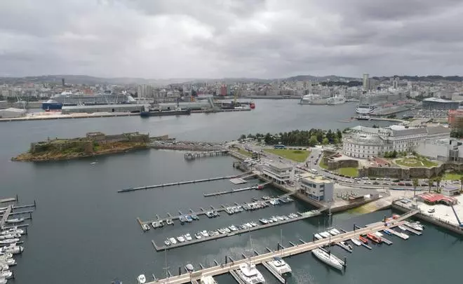 Los cuatro cruceros vistos desde distintos puntos de A Coruña