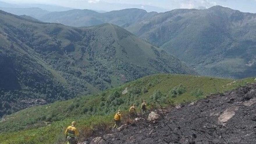 La noche se complica en El Bierzo: el fuego de Pradela se agrava y amenaza a poblaciones